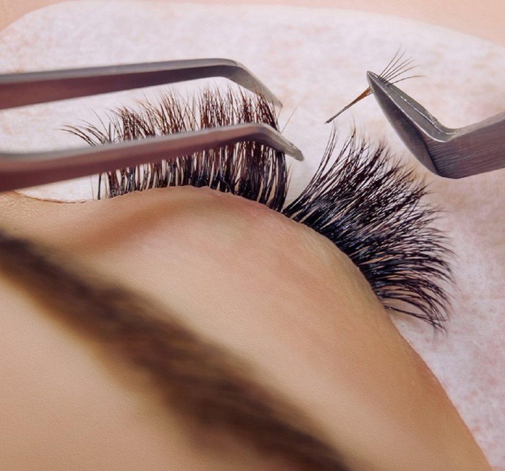 Wimpernbild mit 2 Pinzetten